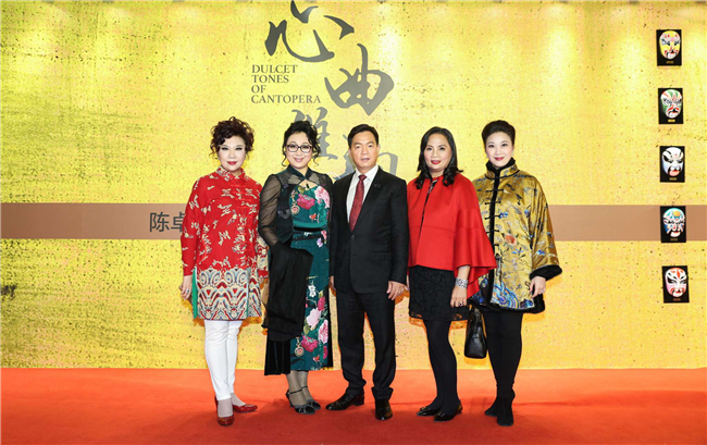 從左至右：中國(guó)戲劇梅花獎(jiǎng)得主曾慧，國(guó)家一級(jí)演員陳韻紅，陳卓林陸倩芳伉儷，廣東省戲劇家協(xié)會(huì)第十屆副主席蔣文端